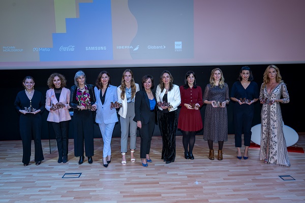 Los ganadores, junto a Esther Valdivia, directora general de Publicaciones Profesionales